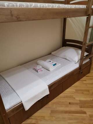 Хостелы Bless Haven Hostel and Tours Ереван Кровать в общем номере для женщин с 4 кроватями-32