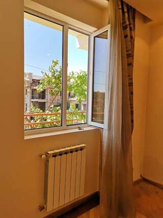 Хостелы Bless Haven Hostel and Tours Ереван Кровать в общем 8-местном номере для мужчин и женщин-36